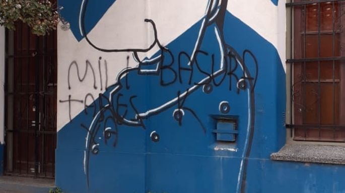 "Militares ya": Vandalizaron murales de La Cámpora y el local del PJ