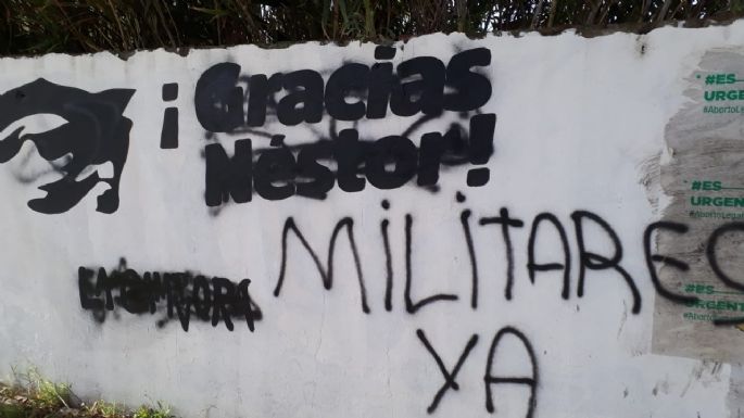 "Militares ya": Vandalizaron murales de La Cámpora y el local del PJ