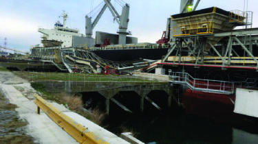 Se desplomó el sistema de descarga de Pier Doce y un operario debió ser rescatado del río