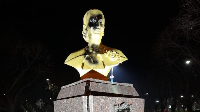 Violencia política: Mancillaron el monumento a Eva Perón