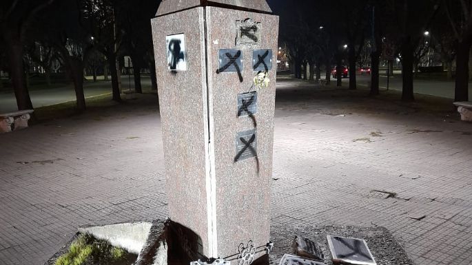 Violencia política: Mancillaron el monumento a Eva Perón