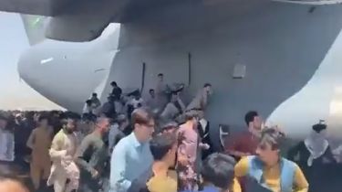 Video: Se grabó mientras seguía en el tren de aterrizaje del avión en el que huía de Afganistan