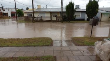 Vecinos de la calle 76 y 51, inundados: “Cada vez que llueve estamos asustados”