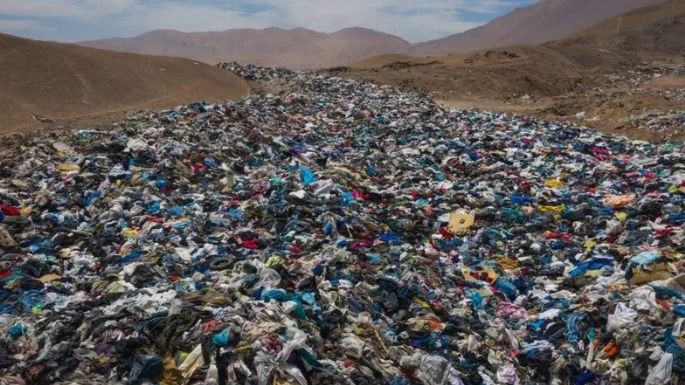 El inmenso cementerio de ropa usada en el desierto de Atacama