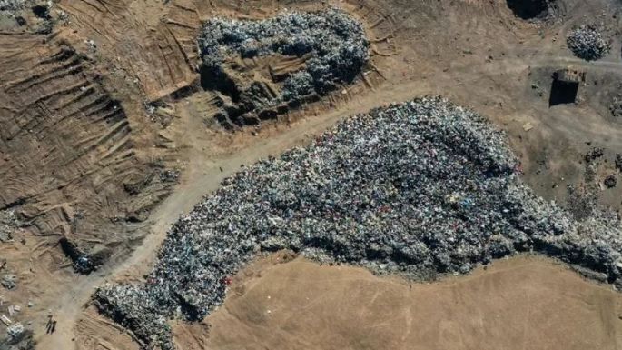 El inmenso cementerio de ropa usada en el desierto de Atacama