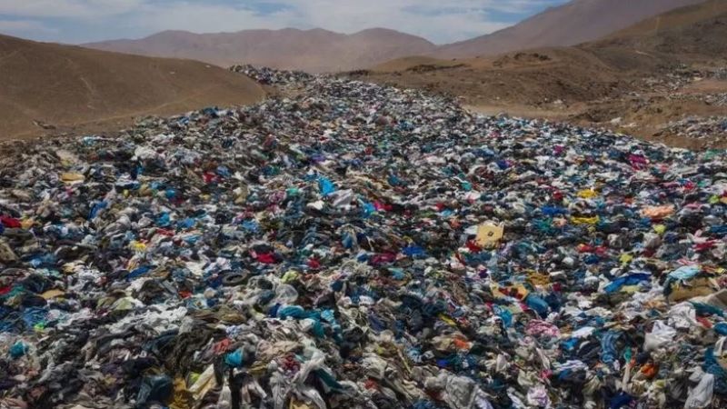 El inmenso cementerio de ropa usada en el desierto de Atacama