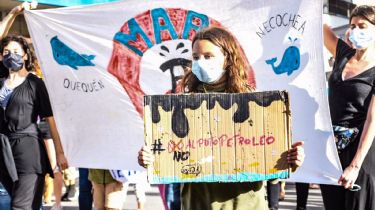 Video: Masiva manifestación contra la explotación petrolera frente a las costas de Necochea