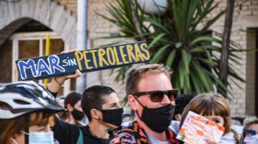 Video: Masiva manifestación contra la explotación petrolera frente a las costas de Necochea