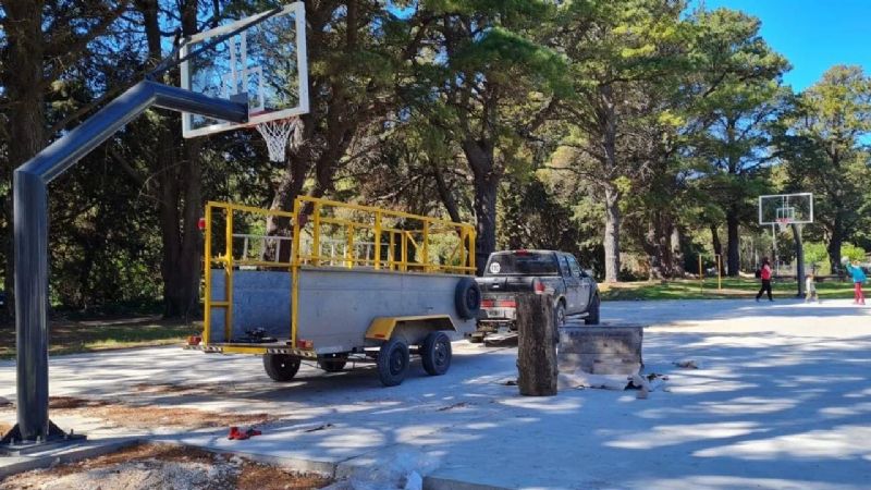 A pulmón: Colocaron los aros de la cancha de basquet instalada por vecinos en Villa del Deportista