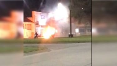 Video: Se prendió fuego un remis en pleno centro