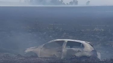 Ruta 86 cortada al tránsito: Un incendio devora campos e incineró un automóvil