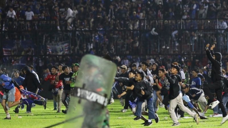 Masacre en Indonesia durante un clásico de fútbol: Más de 170 muertos por la represión policial