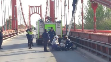 Bomberos rescataron a una mujer que intentó suicidarse arrojándose desde el Puente Colgante
