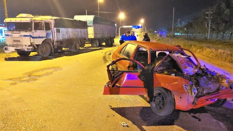 Un loberense terminó herido tras chocar su auto contra un camión en Quequén