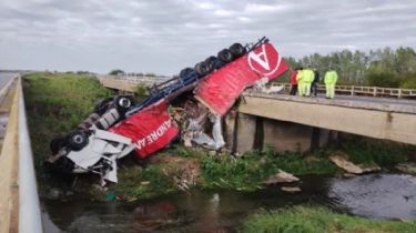 Ruta 2: Un camión de Andreani volcó y quedó colgado de un puente