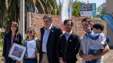 San Cayetano: El intendente Gargaglione y el ministro Simone entregaron 11 viviendas