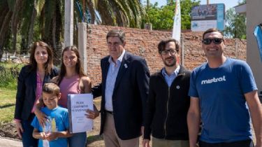 San Cayetano: El intendente Gargaglione y el ministro Simone entregaron 11 viviendas
