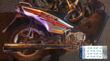 Persecución en el centro: Dos motociclistas en grave estado tras chocar contra una camioneta