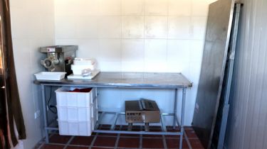San Cayetano invierte: Montó una carnicería en el balneario y la puso en concesión