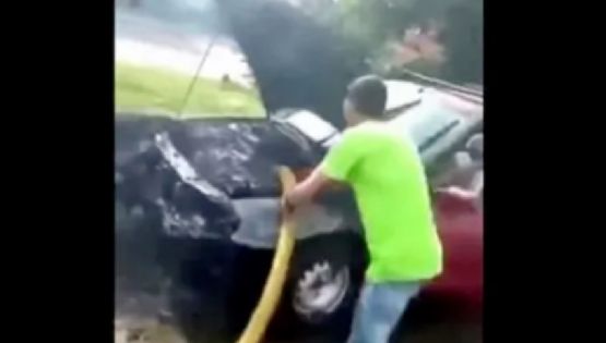 Apagaron un auto en llamas con líquidos de un camión atmosférico