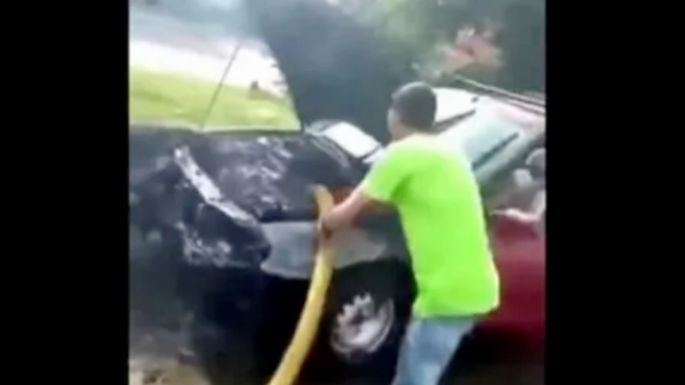 Apagaron un auto en llamas con líquidos de un camión atmosférico