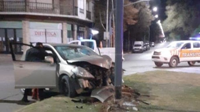 Al borde de la tragedia: Conducía con coma etílico y chocó violentamente contra una columna de la avenida 59