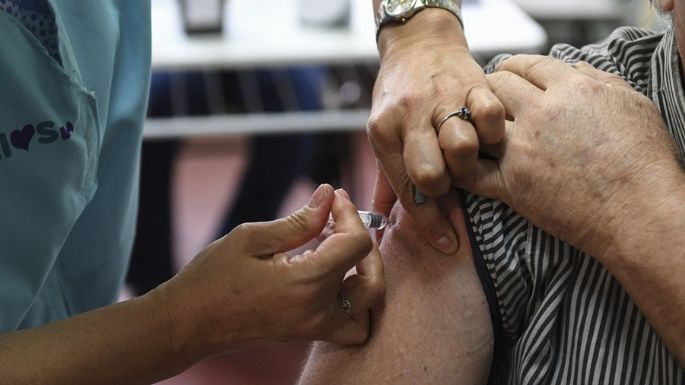 Ya se aplican terceras dosis de vacunas antigripales en 15 farmacias de Necochea, Quequén y La Dulce