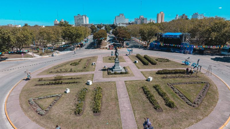 Campaña muy visible: Cierran 9 días la Plaza Dardo Rocha para montar escenarios del aniversario de Necochea