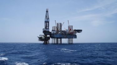 Promesa del gobierno por las plataformas off shore: "Es imposible que una gota de petróleo llegue a la costa"