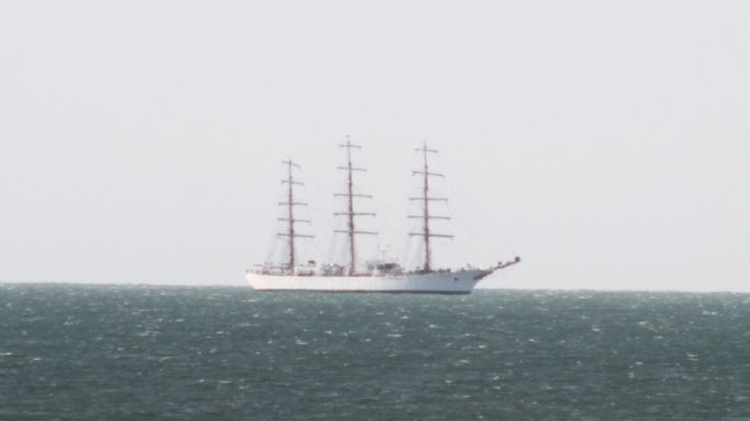 La Fragata Libertad pasó frente a las costas de Necochea