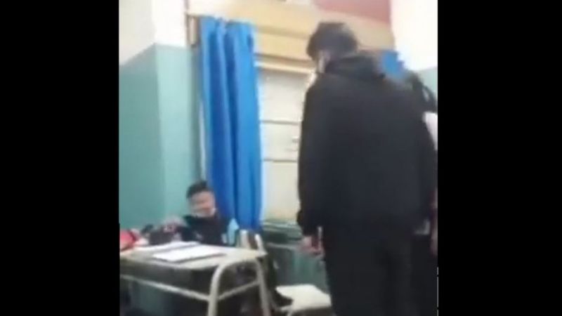 Video: Era víctima de bullying, se hartó y le dio una paliza a su acosador en plena clase
