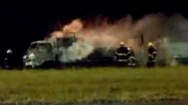 Video: Se incendió un camión en la Ruta 226