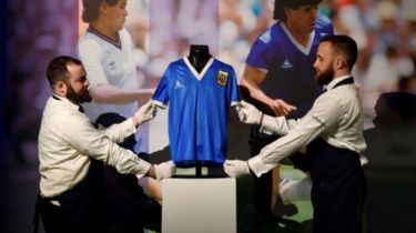 Cierra la subasta por la camiseta de Maradona con una única oferta millonaria