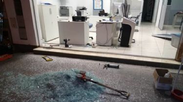 Video: Un abogado estrelló su auto contra una oficina de OSDE por la muerte de su padre
