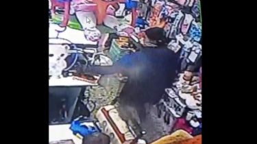 Video: Le robó el celular a una empleada de una juguetería y quedó grabado por una cámara