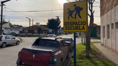 Otra que la pelopincho: El intendente inauguró un cartel de "Despacio Escuela"