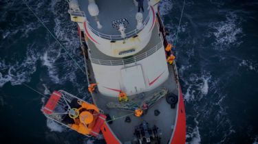 Video: Prefectura evacuó a un marinero que sufrió un infarto en alta mar