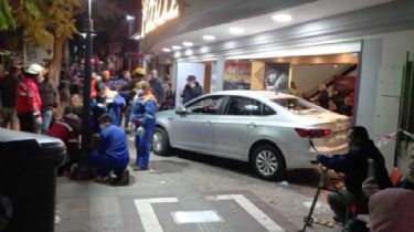 Imágenes sensibles: Esperaban a Soledad Silveyra a la salida de un teatro, un auto atropelló los atropelló y dejó 23 heridos