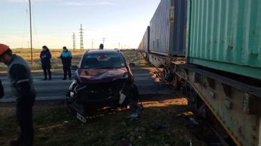 Un tren embistió a un auto en la Ruta 51: El automovilista se encandiló con el sol y no vio la formación