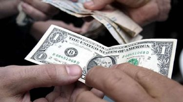 El dólar blue llegó a $301, cayeron los bonos y subió el riesgo país