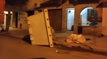 Violento choque en Balcarce: Conductor alcoholizado embistió y volcó un container en la calle
