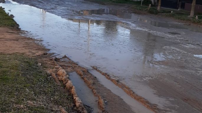 Vecinos de la calle 45 cansados del barro: “¿Tenemos que esperar hasta la próxima campaña electoral?”