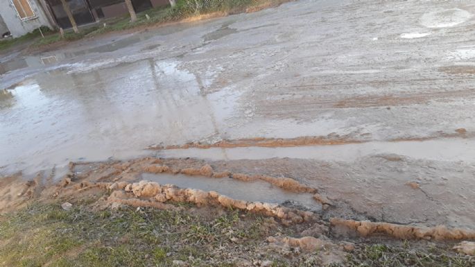 Vecinos de la calle 45 cansados del barro: “¿Tenemos que esperar hasta la próxima campaña electoral?”