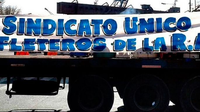 Protesta de camioneros por las tarifas, las playas de camiones y las obleas paraliza accesos a Necochea