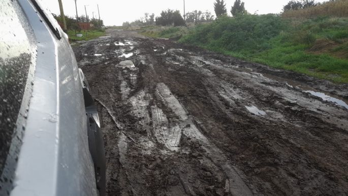 Video: Vecinos de Quequén transitan con sus vehículos por las veredas por el mal estado de las calles