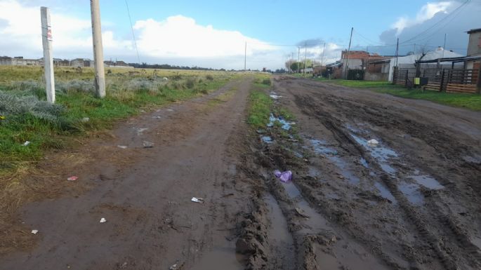 Video: Vecinos de Quequén transitan con sus vehículos por las veredas por el mal estado de las calles