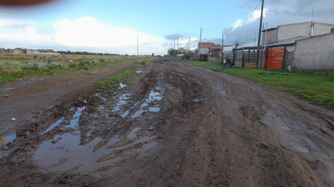 Video: Vecinos de Quequén transitan con sus vehículos por las veredas por el mal estado de las calles