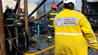 Cuatro dotaciones de bomberos acudieron a un incendio en Quequén