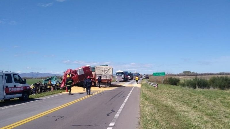 Un transportista murió en un impresionante choque entre dos camiones