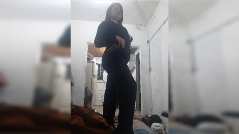 Fotos que complican a Brenda Uliarte: Posó con el arma usada en el ataque contra Cristina Kirchner